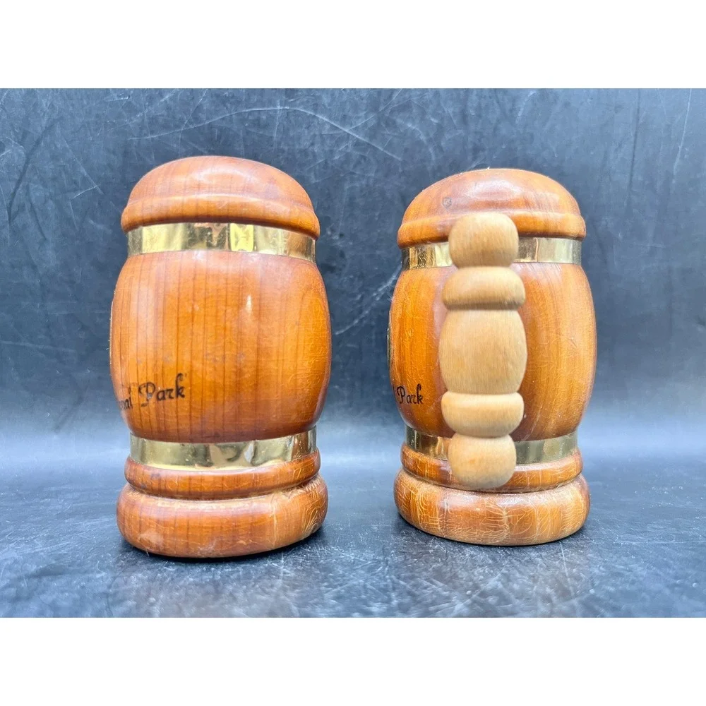 Vtg Wood Barrel Salt & Pepper‎ Shakers Souvenir Yellowstone National Park Vtg 3
